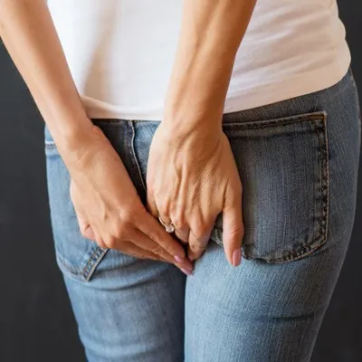 نمای شماتیک از رگ‌های متورم و زائده در ناحیه نشیمنگاه