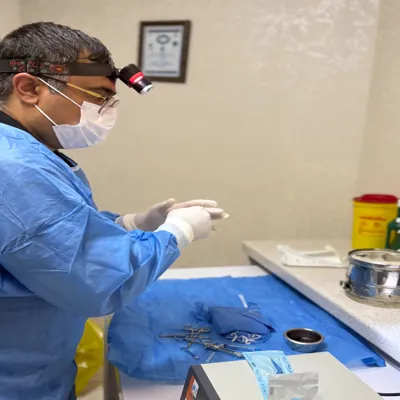 آماده‌سازی جراح برای عمل با تجهیزات استریل و محیط ایمن