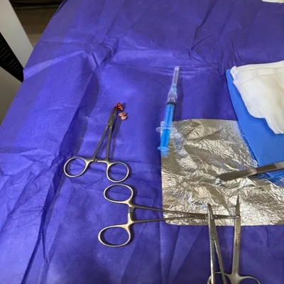 ابزار جراحی و سرنگ استریل آماده برای درمان دقیق و بدون خون‌ریزی